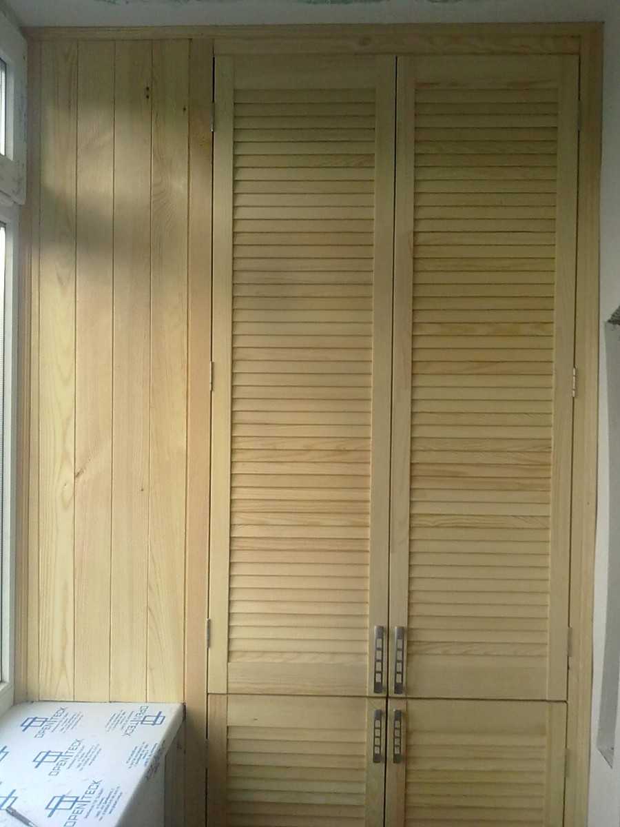 шкаф на балкон жалюзийные дверцы