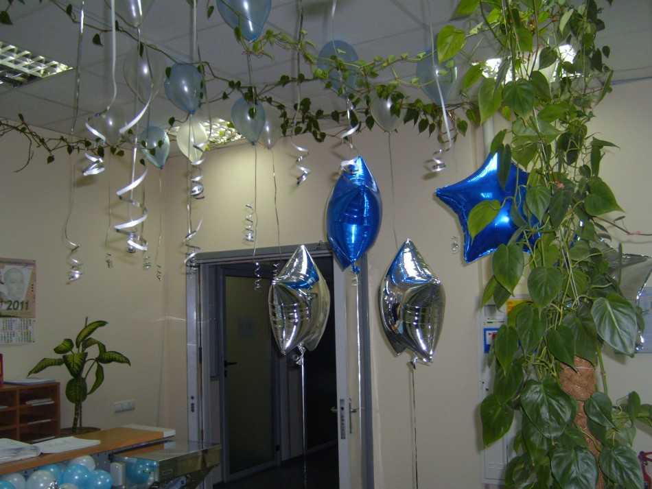 Компания украсить. Оформление офиса шарами. Синее украшение для офиса. Украсить кабинет к 23 февраля. Украсить рабочее место коллеге на день рождения.